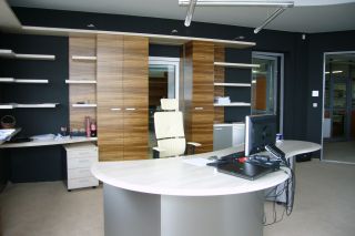 Návrh a realizace interiéru kanceláří AUTOSALONU LOUDA Choťánky - od společnosti DESIGN s.r.o.